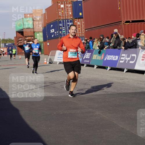 03.10.2025 - Köhlbrandbrückenlauf Michael Burmester http://msf.ph/oto/9017053 03.10.2025 10:16:24 Ziel 1325, 2165, 2254, 2287, 2293, 2945 meine-sportfotos.de