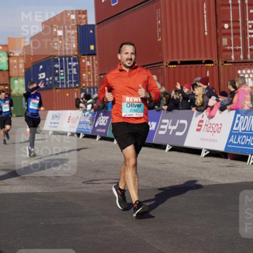 03.10.2025 - Köhlbrandbrückenlauf Michael Burmester http://msf.ph/oto/9017061 03.10.2025 10:16:25 Ziel 1325, 2165, 2254, 2287, 2293, 2778, 2945 meine-sportfotos.de