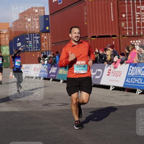 03.10.2025 - Köhlbrandbrückenlauf Michael Burmester http://msf.ph/oto/9017074 03.10.2025 10:16:25 Ziel 1325, 2165, 2254, 2287, 2293, 2778, 2945 meine-sportfotos.de