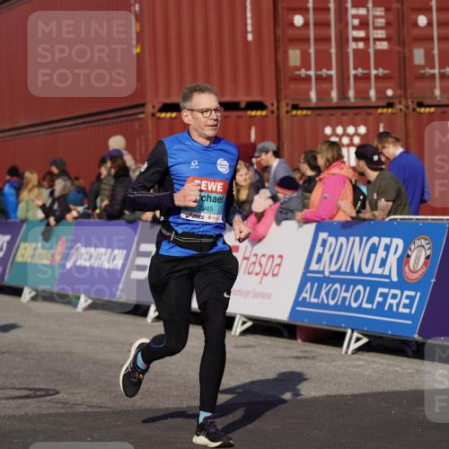 03.10.2025 - Köhlbrandbrückenlauf Michael Burmester http://msf.ph/oto/9017100 03.10.2025 10:16:27 Ziel 1325, 2165, 2287, 2778, 2945 meine-sportfotos.de