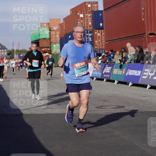 03.10.2025 - Köhlbrandbrückenlauf Michael Burmester http://msf.ph/oto/9017146 03.10.2025 10:16:30 Ziel 1325, 2287, 2778, 2945, 3747 meine-sportfotos.de