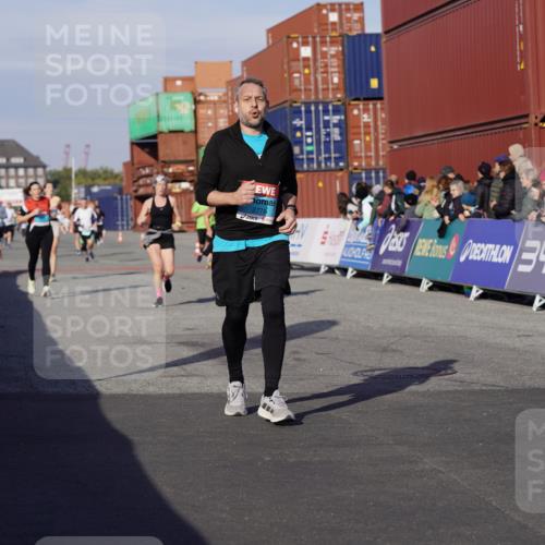 03.10.2025 - Köhlbrandbrückenlauf Michael Burmester http://msf.ph/oto/9017172 03.10.2025 10:16:33 Ziel 1325, 1437, 2113, 2247, 2287, 2349, 2778, 3747 meine-sportfotos.de