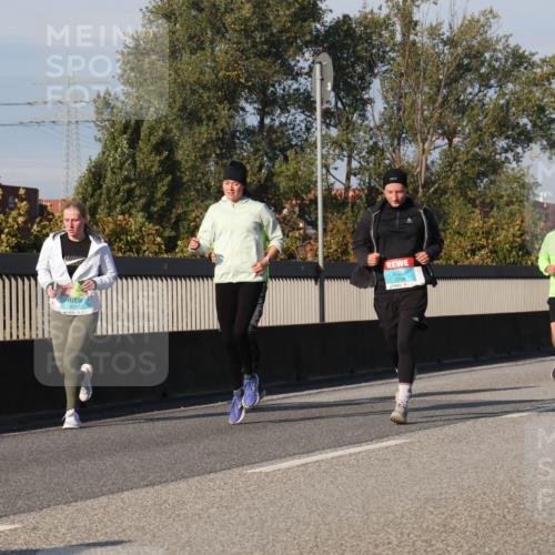 03.10.2025 - Köhlbrandbrückenlauf Luisa Fischer http://msf.ph/oto/9017178 03.10.2025 11:03:25 Position 3 3031, 3758, 3755 meine-sportfotos.de