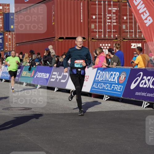 03.10.2025 - Köhlbrandbrückenlauf Michael Burmester http://msf.ph/oto/9017249 03.10.2025 10:16:37 Ziel 1437, 2113, 2247, 2349, 2404, 2778, 3194, 3747 meine-sportfotos.de