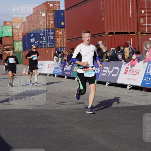 03.10.2025 - Köhlbrandbrückenlauf Michael Burmester http://msf.ph/oto/9017327 03.10.2025 10:16:42 Ziel 1303, 1304, 1322, 1437, 1708, 2113, 2247, 2349, 2404, 3194, 3747, 3779 meine-sportfotos.de