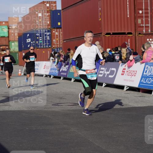 03.10.2025 - Köhlbrandbrückenlauf Michael Burmester http://msf.ph/oto/9017333 03.10.2025 10:16:42 Ziel 1303, 1304, 1322, 1437, 1708, 2113, 2247, 2349, 2404, 3194, 3747, 3779 meine-sportfotos.de