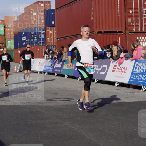 03.10.2025 - Köhlbrandbrückenlauf Michael Burmester http://msf.ph/oto/9017339 03.10.2025 10:16:42 Ziel 1303, 1304, 1322, 1437, 1708, 2113, 2247, 2349, 2404, 3194, 3747, 3779 meine-sportfotos.de