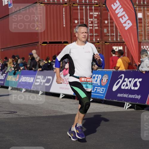03.10.2025 - Köhlbrandbrückenlauf Michael Burmester http://msf.ph/oto/9017354 03.10.2025 10:16:43 Ziel 1202, 1303, 1304, 1322, 1437, 1708, 2113, 2247, 2349, 2404, 2750, 3194, 3416, 3779 meine-sportfotos.de