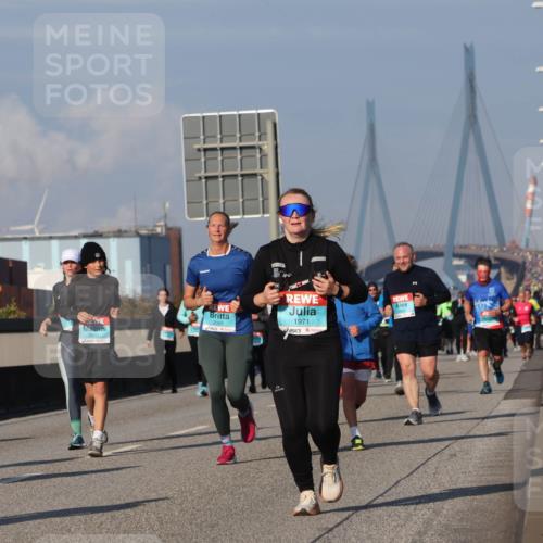 03.10.2025 - Köhlbrandbrückenlauf Luisa Fischer http://msf.ph/oto/9017358 03.10.2025 11:03:45 Position 3 2055, 1971 meine-sportfotos.de