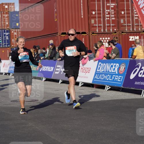 03.10.2025 - Köhlbrandbrückenlauf Michael Burmester http://msf.ph/oto/9017360 03.10.2025 10:16:45 Ziel 1202, 1204, 1303, 1304, 1322, 1708, 1720, 1760, 2404, 2750, 3194, 3416, 3779 meine-sportfotos.de