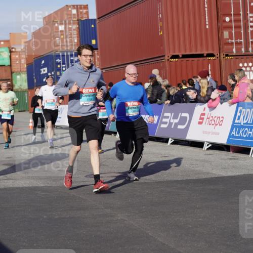 03.10.2025 - Köhlbrandbrückenlauf Michael Burmester http://msf.ph/oto/9017392 03.10.2025 10:16:47 Ziel 1179, 1202, 1204, 1303, 1304, 1322, 1708, 1720, 1760, 1938, 2404, 2514, 2750, 3416, 3779 meine-sportfotos.de