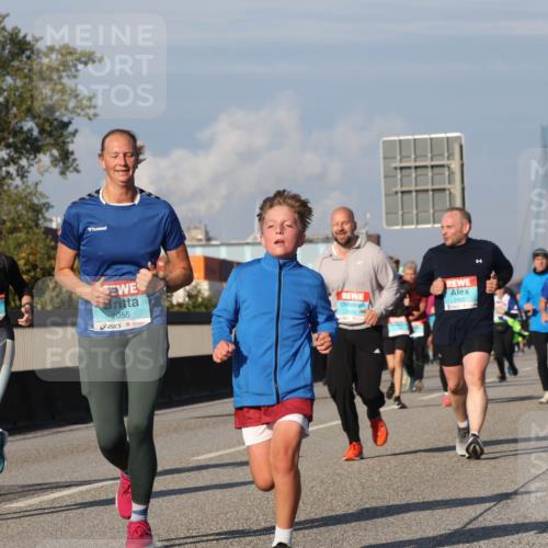 03.10.2025 - Köhlbrandbrückenlauf Luisa Fischer http://msf.ph/oto/9017397 03.10.2025 11:03:50 Position 3 2897, 2055, 2460 meine-sportfotos.de