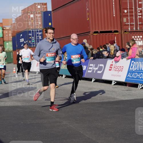 03.10.2025 - Köhlbrandbrückenlauf Michael Burmester http://msf.ph/oto/9017400 03.10.2025 10:16:47 Ziel 1179, 1202, 1204, 1303, 1304, 1322, 1708, 1720, 1760, 1938, 2404, 2514, 2750, 3416, 3779 meine-sportfotos.de