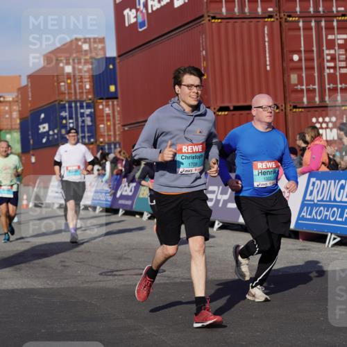 03.10.2025 - Köhlbrandbrückenlauf Michael Burmester http://msf.ph/oto/9017407 03.10.2025 10:16:47 Ziel 1179, 1202, 1204, 1303, 1304, 1322, 1708, 1720, 1760, 1938, 2404, 2514, 2750, 3416, 3779 meine-sportfotos.de