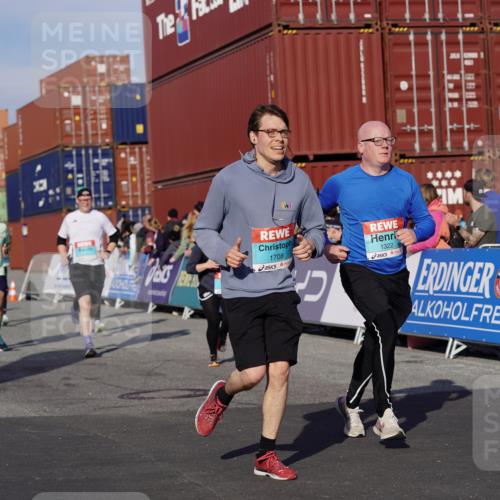 03.10.2025 - Köhlbrandbrückenlauf Michael Burmester http://msf.ph/oto/9017411 03.10.2025 10:16:47 Ziel 1179, 1202, 1204, 1303, 1304, 1322, 1708, 1720, 1760, 1938, 2404, 2514, 2750, 3416, 3779 meine-sportfotos.de