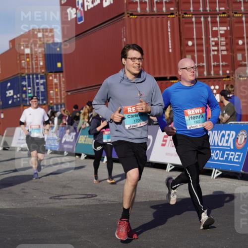 03.10.2025 - Köhlbrandbrückenlauf Michael Burmester http://msf.ph/oto/9017419 03.10.2025 10:16:47 Ziel 1179, 1202, 1204, 1303, 1304, 1322, 1708, 1720, 1760, 1938, 2404, 2514, 2750, 3416, 3779 meine-sportfotos.de