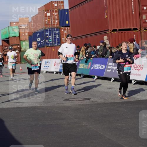 03.10.2025 - Köhlbrandbrückenlauf Michael Burmester http://msf.ph/oto/9017426 03.10.2025 10:16:48 Ziel 1179, 1202, 1204, 1303, 1304, 1322, 1708, 1720, 1760, 1938, 2404, 2514, 2750, 3125, 3416, 3779 meine-sportfotos.de