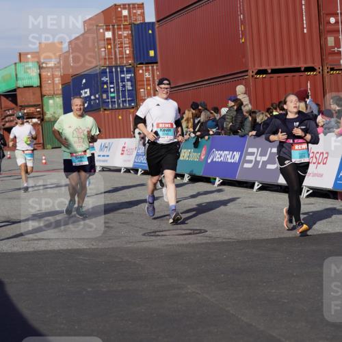 03.10.2025 - Köhlbrandbrückenlauf Michael Burmester http://msf.ph/oto/9017432 03.10.2025 10:16:48 Ziel 1179, 1202, 1204, 1303, 1304, 1322, 1708, 1720, 1760, 1938, 2404, 2514, 2750, 3125, 3416, 3779 meine-sportfotos.de