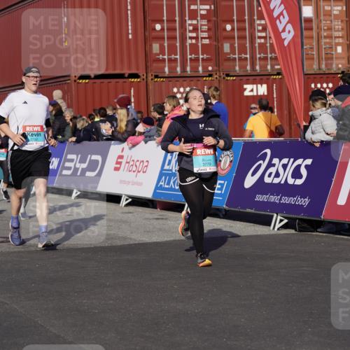 03.10.2025 - Köhlbrandbrückenlauf Michael Burmester http://msf.ph/oto/9017439 03.10.2025 10:16:49 Ziel 1179, 1202, 1204, 1303, 1304, 1322, 1708, 1720, 1760, 1938, 2038, 2514, 2750, 3125, 3416, 3779 meine-sportfotos.de