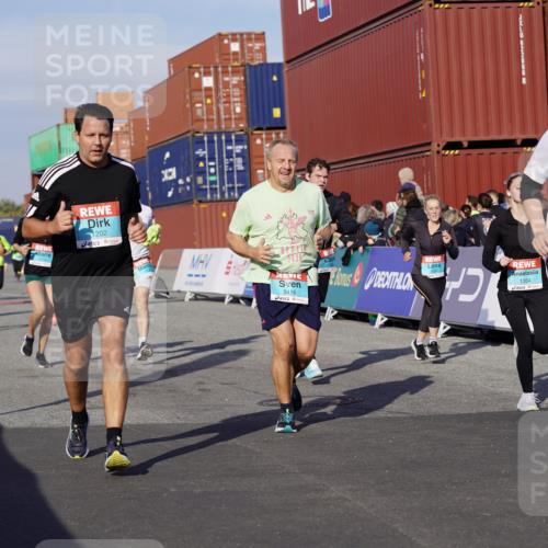 03.10.2025 - Köhlbrandbrückenlauf Michael Burmester http://msf.ph/oto/9017452 03.10.2025 10:16:50 Ziel 1179, 1202, 1204, 1303, 1304, 1322, 1708, 1720, 1760, 1938, 2038, 2514, 2750, 2965, 3125, 3416, 3779 meine-sportfotos.de