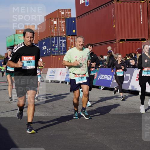 03.10.2025 - Köhlbrandbrückenlauf Michael Burmester http://msf.ph/oto/9017458 03.10.2025 10:16:50 Ziel 1179, 1202, 1204, 1303, 1304, 1322, 1708, 1720, 1760, 1938, 2038, 2514, 2750, 2965, 3125, 3416, 3779 meine-sportfotos.de