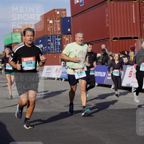 03.10.2025 - Köhlbrandbrückenlauf Michael Burmester http://msf.ph/oto/9017463 03.10.2025 10:16:50 Ziel 1179, 1202, 1204, 1303, 1304, 1322, 1708, 1720, 1760, 1938, 2038, 2514, 2750, 2965, 3125, 3416, 3779 meine-sportfotos.de