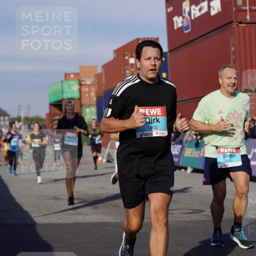 03.10.2025 - Köhlbrandbrückenlauf Michael Burmester http://msf.ph/oto/9017467 03.10.2025 10:16:51 Ziel 1179, 1202, 1204, 1303, 1304, 1322, 1548, 1549, 1720, 1760, 1938, 2038, 2514, 2750, 2965, 3125, 3416, 3779 meine-sportfotos.de