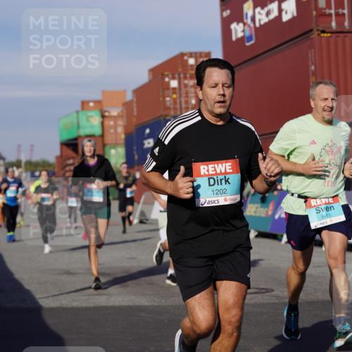 03.10.2025 - Köhlbrandbrückenlauf Michael Burmester http://msf.ph/oto/9017471 03.10.2025 10:16:51 Ziel 1179, 1202, 1204, 1303, 1304, 1322, 1548, 1549, 1720, 1760, 1938, 2038, 2514, 2750, 2965, 3125, 3416, 3779 meine-sportfotos.de