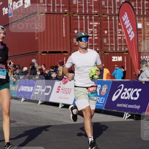 03.10.2025 - Köhlbrandbrückenlauf Michael Burmester http://msf.ph/oto/9017488 03.10.2025 10:16:53 Ziel 1179, 1202, 1204, 1288, 1289, 1322, 1548, 1549, 1720, 1760, 1938, 2038, 2514, 2750, 2965, 3125, 3416, 3779 meine-sportfotos.de