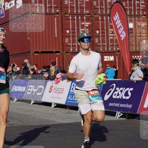03.10.2025 - Köhlbrandbrückenlauf Michael Burmester http://msf.ph/oto/9017492 03.10.2025 10:16:53 Ziel 1179, 1202, 1204, 1288, 1289, 1322, 1548, 1549, 1720, 1760, 1938, 2038, 2514, 2750, 2965, 3125, 3416, 3779 meine-sportfotos.de