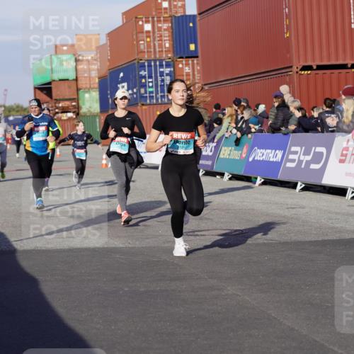 03.10.2025 - Köhlbrandbrückenlauf Michael Burmester http://msf.ph/oto/9017496 03.10.2025 10:16:54 Ziel 1179, 1202, 1204, 1288, 1289, 1548, 1549, 1720, 1760, 1938, 2038, 2514, 2750, 2965, 3125, 3416, 3779 meine-sportfotos.de