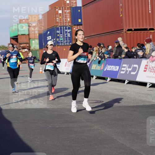 03.10.2025 - Köhlbrandbrückenlauf Michael Burmester http://msf.ph/oto/9017500 03.10.2025 10:16:54 Ziel 1179, 1202, 1204, 1288, 1289, 1548, 1549, 1720, 1760, 1938, 2038, 2514, 2750, 2965, 3125, 3416, 3779 meine-sportfotos.de