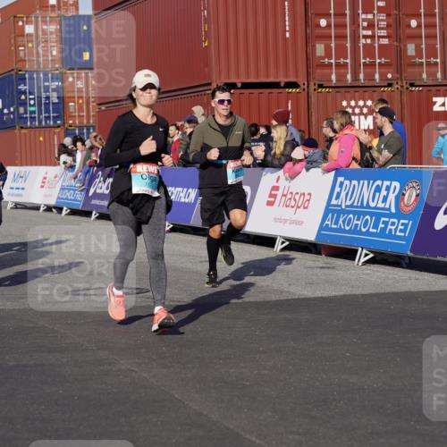 03.10.2025 - Köhlbrandbrückenlauf Michael Burmester http://msf.ph/oto/9017518 03.10.2025 10:16:56 Ziel 1179, 1204, 1288, 1289, 1548, 1549, 1720, 1760, 1809, 1938, 2038, 2514, 2965, 3125 meine-sportfotos.de