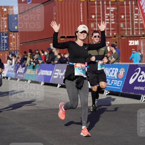 03.10.2025 - Köhlbrandbrückenlauf Michael Burmester http://msf.ph/oto/9017533 03.10.2025 10:16:56 Ziel 1179, 1204, 1288, 1289, 1548, 1549, 1720, 1760, 1809, 1938, 2038, 2514, 2965, 3125 meine-sportfotos.de