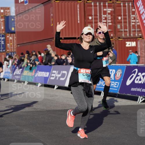 03.10.2025 - Köhlbrandbrückenlauf Michael Burmester http://msf.ph/oto/9017537 03.10.2025 10:16:56 Ziel 1179, 1204, 1288, 1289, 1548, 1549, 1720, 1760, 1809, 1938, 2038, 2514, 2965, 3125 meine-sportfotos.de