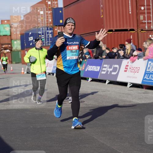 03.10.2025 - Köhlbrandbrückenlauf Michael Burmester http://msf.ph/oto/9017547 03.10.2025 10:16:57 Ziel 1179, 1288, 1289, 1548, 1549, 1720, 1760, 1809, 1938, 2038, 2514, 2965, 3125 meine-sportfotos.de