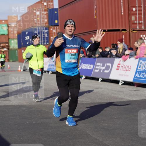 03.10.2025 - Köhlbrandbrückenlauf Michael Burmester http://msf.ph/oto/9017551 03.10.2025 10:16:57 Ziel 1179, 1288, 1289, 1548, 1549, 1720, 1760, 1809, 1938, 2038, 2514, 2965, 3125 meine-sportfotos.de