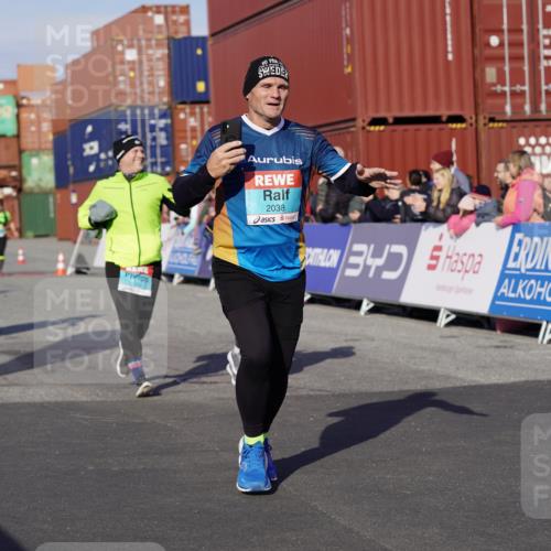 03.10.2025 - Köhlbrandbrückenlauf Michael Burmester http://msf.ph/oto/9017555 03.10.2025 10:16:57 Ziel 1179, 1288, 1289, 1548, 1549, 1720, 1760, 1809, 1938, 2038, 2514, 2965, 3125 meine-sportfotos.de