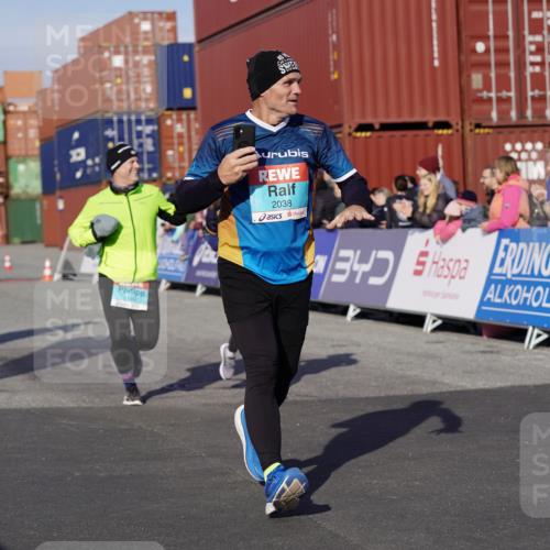 03.10.2025 - Köhlbrandbrückenlauf Michael Burmester http://msf.ph/oto/9017559 03.10.2025 10:16:57 Ziel 1179, 1288, 1289, 1548, 1549, 1720, 1760, 1809, 1938, 2038, 2514, 2965, 3125 meine-sportfotos.de