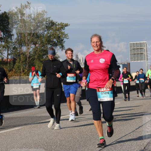 03.10.2025 - Köhlbrandbrückenlauf Luisa Fischer http://msf.ph/oto/9017567 03.10.2025 11:04:15 Position 3 1561, 2076, 2943 meine-sportfotos.de