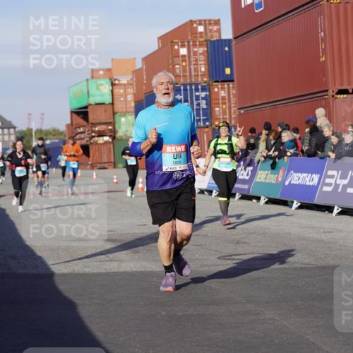 03.10.2025 - Köhlbrandbrückenlauf Michael Burmester http://msf.ph/oto/9017620 03.10.2025 10:17:03 Ziel 1031, 1288, 1289, 1548, 1549, 1807, 1809, 1956, 2089, 3281, 3765 meine-sportfotos.de