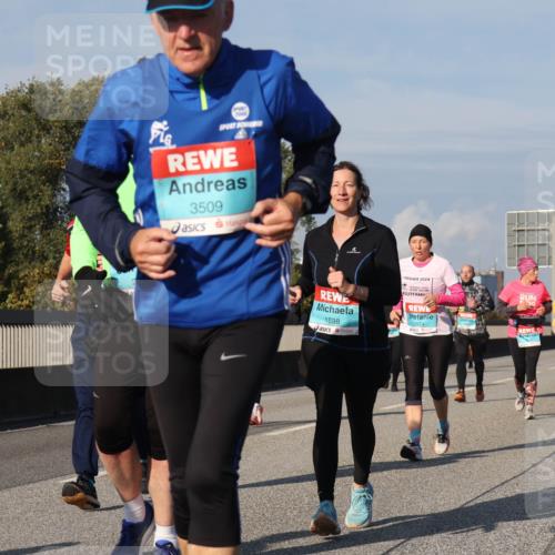 03.10.2025 - Köhlbrandbrückenlauf Luisa Fischer http://msf.ph/oto/9017623 03.10.2025 11:04:28 Position 3 3509, 1698, 2024, 3574 meine-sportfotos.de