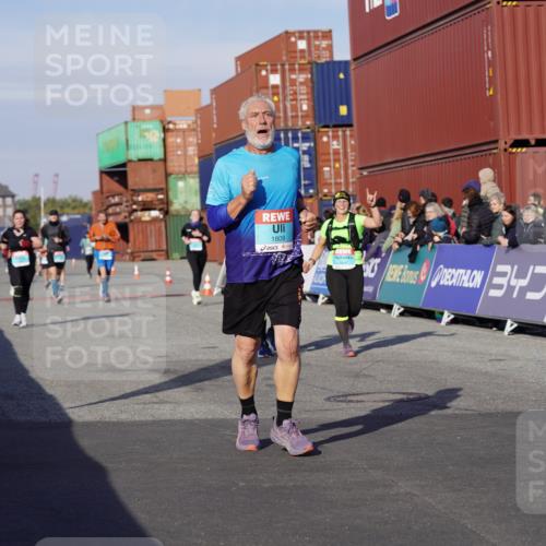 03.10.2025 - Köhlbrandbrückenlauf Michael Burmester http://msf.ph/oto/9017624 03.10.2025 10:17:03 Ziel 1031, 1288, 1289, 1548, 1549, 1807, 1809, 1956, 2089, 3281, 3765 meine-sportfotos.de