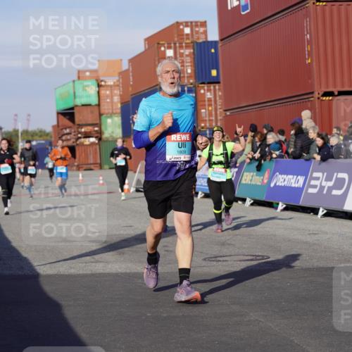 03.10.2025 - Köhlbrandbrückenlauf Michael Burmester http://msf.ph/oto/9017629 03.10.2025 10:17:03 Ziel 1031, 1288, 1289, 1548, 1549, 1807, 1809, 1956, 2089, 3281, 3765 meine-sportfotos.de