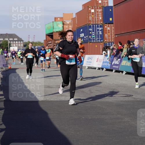 03.10.2025 - Köhlbrandbrückenlauf Michael Burmester http://msf.ph/oto/9017663 03.10.2025 10:17:08 Ziel 1031, 1283, 1573, 1807, 1956, 2089, 2974, 3281, 3557, 3765 meine-sportfotos.de