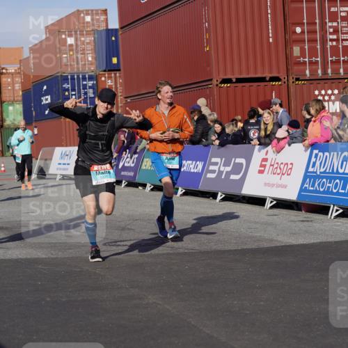 03.10.2025 - Köhlbrandbrückenlauf Michael Burmester http://msf.ph/oto/9017682 03.10.2025 10:17:10 Ziel 1031, 1283, 1573, 1807, 1835, 1850, 1956, 2089, 2974, 3281, 3557, 3765 meine-sportfotos.de