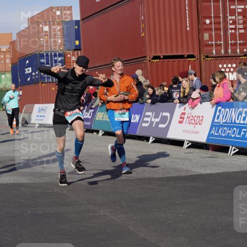 03.10.2025 - Köhlbrandbrückenlauf Michael Burmester http://msf.ph/oto/9017686 03.10.2025 10:17:10 Ziel 1031, 1283, 1573, 1807, 1835, 1850, 1956, 2089, 2974, 3281, 3557, 3765 meine-sportfotos.de