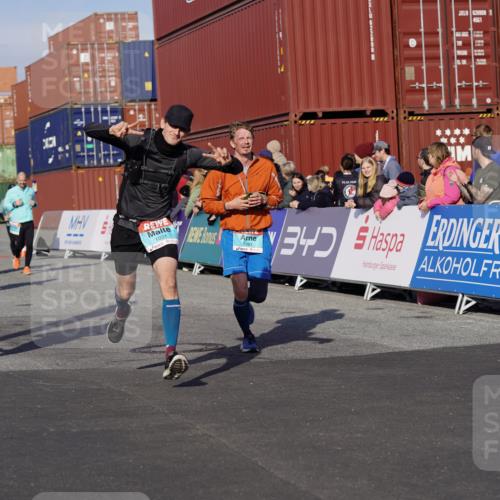03.10.2025 - Köhlbrandbrückenlauf Michael Burmester http://msf.ph/oto/9017691 03.10.2025 10:17:10 Ziel 1031, 1283, 1573, 1807, 1835, 1850, 1956, 2089, 2974, 3281, 3557, 3765 meine-sportfotos.de