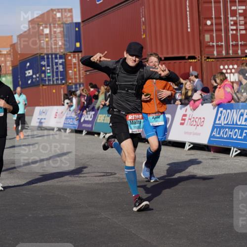 03.10.2025 - Köhlbrandbrückenlauf Michael Burmester http://msf.ph/oto/9017695 03.10.2025 10:17:11 Ziel 1031, 1283, 1573, 1794, 1807, 1835, 1850, 1956, 2089, 2974, 3281, 3557, 3765 meine-sportfotos.de