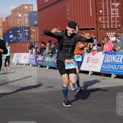 03.10.2025 - Köhlbrandbrückenlauf Michael Burmester http://msf.ph/oto/9017699 03.10.2025 10:17:11 Ziel 1031, 1283, 1573, 1794, 1807, 1835, 1850, 1956, 2089, 2974, 3281, 3557, 3765 meine-sportfotos.de
